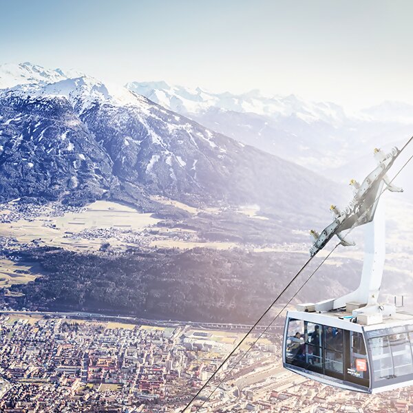 Erreiche Innsbrucks höchsten Aussichtspunkt, den 2.300 Meter hohen Gipfel Innsbrucks, direkt von der Stadt aus. Entdecke die heimische Tierwelt und genieß ein einzigartiges Panorama auf die Stadt und den Berg. - Innsbruck | Tirol